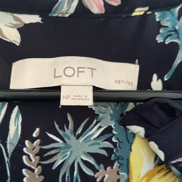 Loft size medium petite. Cap sleeve blouse in navy blue with floral pattern - Picture 3 of 6